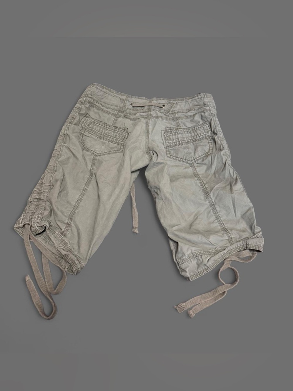 ❌SOLD❌ Vintage Y2K ultra low rise Capri cargo Shorts - Picture 2 of 6